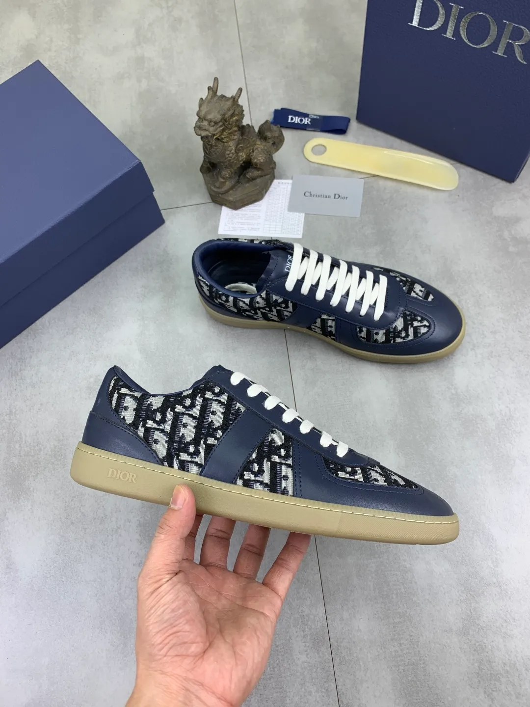 Men's shoes 💰P360 New Dior B01 moral training shoes, white first-layer cowhide, original molded outsole. New to the fall collection, this sneaker marks the return of a Dior classic, reinterpreted in a stylish and elegant silhouette. Crafted from white smooth first-grain cowhide with a tonal silk sheepskin lining, it features the Dior logo on the tongue and inner sides, and a CD icon on the heel. Paired with Tpu anti-slip soles of the same color, it can be matched with various styles to create a sophisticated look.  Code number: 38-44